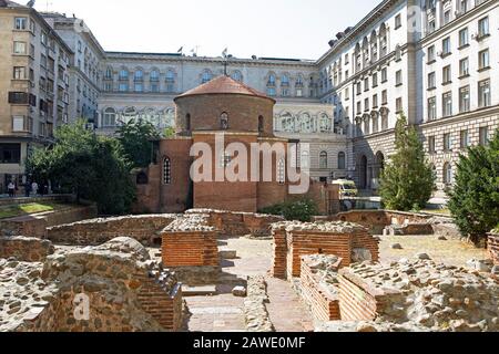 Rotunde des heiligen Georg, vor den Ruinen der antiken Stadt Serdika, Sofia, Provinz Sofia, Bulgarien Stockfoto