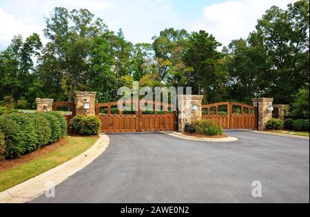 Herrschaftlicher Eingang zur neuen Gated Community Stockfoto