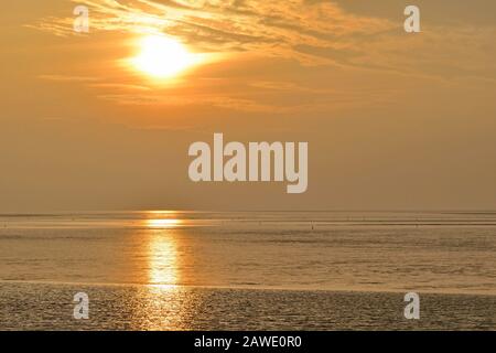 Sonnenuntergang über Wattenmeer, Nordsee, Norddeich, Niedersachsen, Deutschland Stockfoto