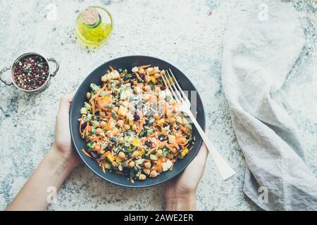 Köstlicher vegetarischer Quinoa-Salat mit Paprika, Gurke, Karotte, getrockneten Preiselbeeren und Kürbis und Sonnenblumensamen. Gesundes Esskonzept. Oben V Stockfoto