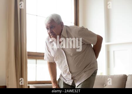Ungesunder reifer Mann, der an Rheumaschmerzen leidet Stockfoto