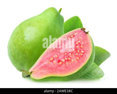 Isolierte Guava. Eine ganze grüne Guava und eine halbe mit rosafarbenem Fleisch isoliert auf weißem Hintergrund mit Beschneidungspfad Stockfoto