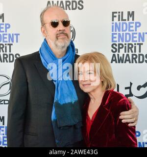 Santa Monica, Vereinigte Staaten. Februar 2020. Kent Jones (L) und Mary Kay Place nehmen an den 35. Jährlichen Film Independent Spirit Awards in Santa Monica, Kalifornien am Samstag, 8. Februar 2020, teilzunehmen. Credit: UPI/Alamy Live News Stockfoto