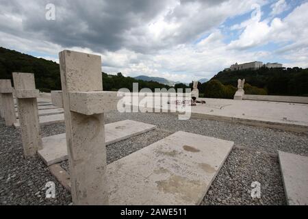 Cassino, Italien - 18. Mai 2011: Die Montecassino-Abtei vom polnischen Kriegsmilitärfriedhof aus gesehen Stockfoto