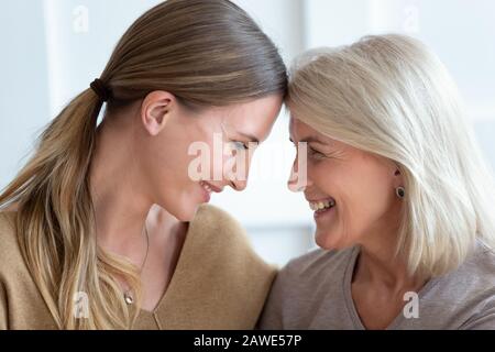 Nahaufnahme von liebevoller älterer Mutter und erwachsener Tochter, die umarmt ist Stockfoto