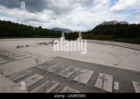 Cassino, Italien - 18. Mai 2011: Die Montecassino-Abtei vom polnischen Kriegsmilitärfriedhof aus gesehen Stockfoto