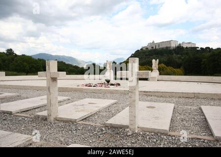 Cassino, Italien - 18. Mai 2011: Die Montecassino-Abtei vom polnischen Kriegsmilitärfriedhof aus gesehen Stockfoto