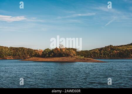 Rur-Reservoir, Panoramasicht auf den Rur Lake im Herbst Stockfoto