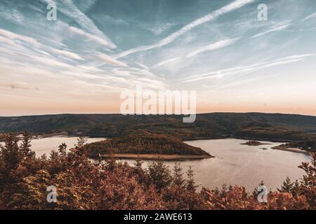 Rur-Reservoir, Panoramasicht auf den Rur Lake im Herbst Stockfoto