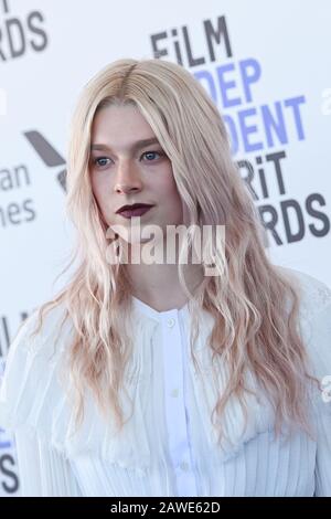 Santa Monica, CA, USA. Februar 2020. Hunter Schafer, der auf dem roten Teppich bei den 35. Annual Film Independent Spirit Awards am 8. Februar 2020 in Santa Monica, Kalifornien, stattfindet. (Foto von Anthony Behar/Sipa USA) Credit: SIPA USA/Alamy Live News Stockfoto