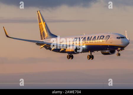 Ryanair Boeing 737 EI-FOV Landung bei Sonnenuntergang auf der Startbahn 09 am Bristol International Airport. Stockfoto