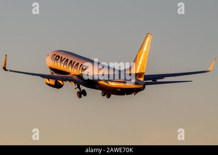 Ryanair Boeing 737 EI-EST startet bei Sonnenuntergang von der Startbahn 27 am internationalen Flughafen Bristol. Stockfoto