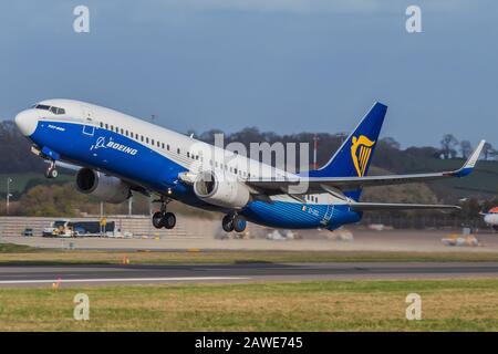 Ryanair Boeing 737 EI-DCL mit Abfahrt vom internationalen Flughafen Bristol. Dieses Flugzeug trägt die einzigartige "Boeing Dreamliner"-Lüggerin. Stockfoto