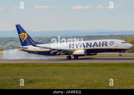 Ryanair Boeing 737 EI-EBD mit einem Smokey Touchdown auf die Startbahn 09 am Bristol International Airport. Stockfoto