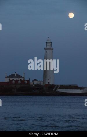 Whitley Bay, Northumberland, Großbritannien, 8. Februar 2020, The Moon with Saint Mary's Lighthouse, The Moon at 98% Waxing Gibbous, Credit David Whinham/Alamy Live News Stockfoto