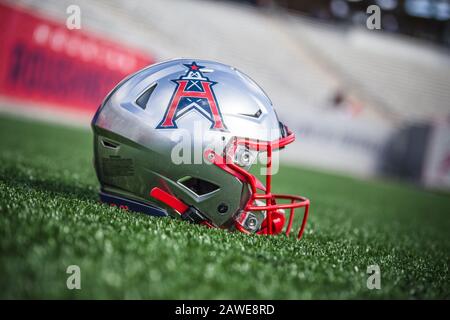 Houston, Texas, USA. Februar 2020. Ein Helm für die Houston Roughnecks ruht auf dem Feld vor dem XFL-Spiel zwischen den Los Angeles Wildcats und den Houston Roughnecks im TDECU Stadium in Houston, Texas. Prentice C. James/CSM/Alamy Live News Stockfoto