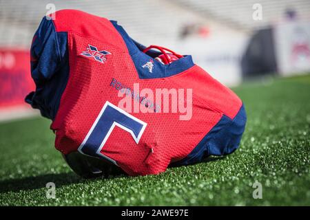 Houston, Texas, USA. Februar 2020. Ein Trikot für die Houston Roughnecks ruht auf dem Feld vor dem XFL-Spiel zwischen den Los Angeles Wildcats und den Houston Roughnecks im TDECU Stadium in Houston, Texas. Prentice C. James/CSM/Alamy Live News Stockfoto