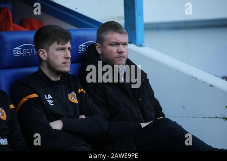 Grant McCann, Manager von Hull City (r), blickt auf den Dugout zurück. EFL Skybet Championship Match, Reading V Hull City im Madejski Stadium in Reading am Samstag, 8. Februar 2020. Dieses Bild darf nur für redaktionelle Zwecke verwendet werden. Nur redaktionelle Nutzung, Lizenz für kommerzielle Nutzung erforderlich. Keine Verwendung bei Wetten, Spielen oder einer einzelnen Club-/Liga-/Spielerpublikationen. PIC von Tom Smeeth/Andrew Orchard Sportfotografie/Alamy Live News Credit: Andrew Orchard Sportfotografie/Alamy Live News Stockfoto