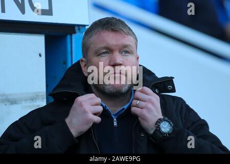 Grant McCann, Manager von Hull City, blickt von dem Dugout aus. EFL Skybet Championship Match, Reading V Hull City im Madejski Stadium in Reading am Samstag, 8. Februar 2020. Dieses Bild darf nur für redaktionelle Zwecke verwendet werden. Nur redaktionelle Nutzung, Lizenz für kommerzielle Nutzung erforderlich. Keine Verwendung bei Wetten, Spielen oder einer einzelnen Club-/Liga-/Spielerpublikationen. PIC von Tom Smeeth/Andrew Orchard Sportfotografie/Alamy Live News Credit: Andrew Orchard Sportfotografie/Alamy Live News Stockfoto