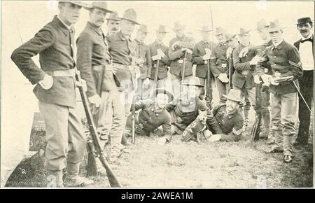 Worcester im spanischen Krieg; als die Geschichten der Firmen A, C und H, 2d Regiment und der Firma G, 9th Regiment, M.v.M., während des Krieges für die Befreiung Kubas, Mai-November 1898, mit einem Dienstplan von ERShumway Camp, NO30, Spanische Kriegsveteranen, Gefolgt von einem kurzen Bericht über die Arbeit der Bürger von Worcester bei der Unterstützung der Soldaten und ihrer Familien. Am äußersten Ende des Parade-Bodens getradet. Kaplan Miu-i)lt-ofticiated und predigte danach ati ex-C(-ent Predigt. Soldaten aus anderen reg-imrnts und anderen Staaten waren ])vesent.Die Mitglieder der Xinth konnten noth.ive lookeil besser hatte t Stockfoto