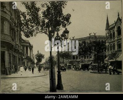 Der Raymond-Whitcomb bietet außergewöhnliche Touren nach Südamerika, kleine Gruppen unter Begleitung mit Charakter und Aussehen von privaten Partys, und für einen Ausflug nach Obrajes, dessen sur-rundende Bergwände uns einzigartige Formationen zeigen, die seltsam und fantastisch sind. Sonntag, 17. Februar. Verlassen Sie La Paz nach dem Mittagessen für Guaqui und den Dampfer Lake Titicaca. Montag, 18. Februar. Kommen Sie am frühen Morgen in Puno an und fahren Sie mit dem Schnellzug, der am Nachmittag in Arequipa ankommt. Dienstag, 19. Februar bis Donnerstag, 21. Februar. In Arequipa, einer handseinigen spanischen Stadt mit einer Plaza noch feiner Stockfoto