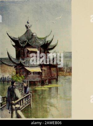 Das Gesicht Chinas reist in Ost-, Nord-, Zentral- und Westchina, mit einigen der neuen Schulen, Universitäten, Missionen und den alten religiösen heiligen Orten des Konfuzianismus, Buddhismus und Taoismus. Gras - ein faszinierender Nervenkitzel, der beobachtet werden kann, wenn nicht sogar in sich aufgenommen werden kann! In der Nähe des Gartens befindet sich ein Mandarinenpalast, wo wir nach vielen Hämmern Zutritt erhielten. Die Empfangsräume waren hochmütig und würdevoll, nur mit chinesischen Laternen befischt, einige handsomelygeschnitzte Stühle, abwechselnd mit kleinen Tischen (nur kehlig, um Teesachen unterzubringen), die in zwei rowsaftigen Räumen übereinander liegen, und sc Stockfoto