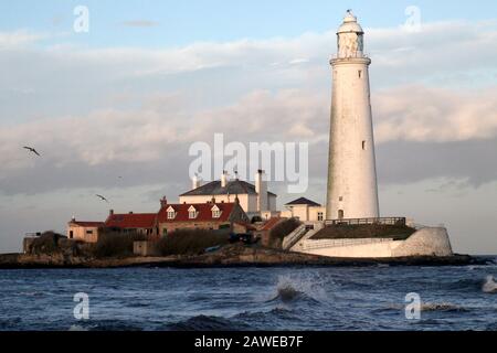 Whitley Bay, Northumberland, Großbritannien, 8. Februar 2020, Storm Ciara beginnt mit abgehackten Nordseewasser am Saint Mary's Lighthouse, Credit David Whinham/Alamy Live News Stockfoto
