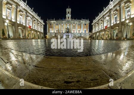 Piazza del Campidoglio, oben auf dem Kapitolinischen Hügel, mit der Fassade des Palazzo Senatorio und der Nachbildung des Reiterstandbildes von M. Aurelius Stockfoto