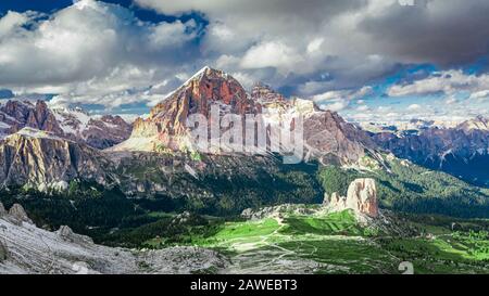 Berghaus nuvolau in der Nähe des Passo Giau in den Dolden, Luftbild Stockfoto