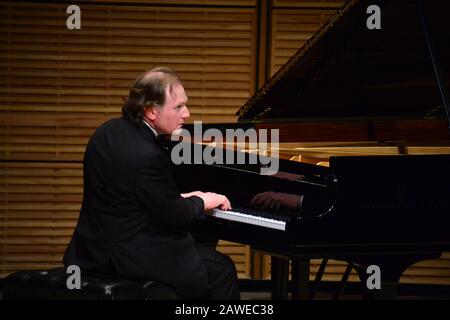 New York, USA. Februar 2020. Der Pianist Michael Fennelly tritt am 7. Februar 2020 beim sechsten jährlichen Spektakulären Konzert in der Zankel Hall in der Carnegie Hall in New York in den Vereinigten Staaten auf. Mehr als 500 New Yorker genossen am Freitagabend ein geniales Konzert, das das Jahr des Rat in der Carnegie Hall in New York City (NYC) feierte. Um MIT "amerikanischen, chinesischen Künstlern das chinesische Neujahr in der Carnegie Hall von NYC zu FEIERN" Credit: Zhan Zehu/Xinhua/Alamy Live News Stockfoto