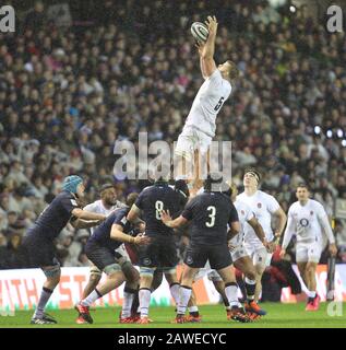 Edinburgh, SCHOTTLAND - 8. FEBRUAR: George Kruis tut gut, um den Ball im Regen während des Guinness Six Nations Matches 2020 zwischen Schottland und England im Murrayfield am 8. Februar 2020 in Edinburgh, Schottland, zu sammeln. (Foto von Chris McCluskie/SportPix/MB Media) Stockfoto