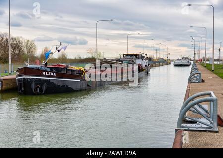 Barge im Schleusenkanal Julianakanaal in der Nähe des niederländischen Flusses Meuse Stockfoto