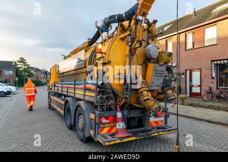 Arbeiter mit speziellem Lkw-Reinigungssystem in Wohngegenden Stockfoto