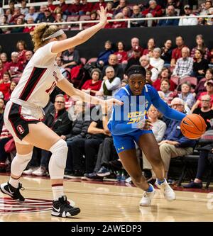 Stanford, CA, USA. Februar 2020. A. UCLA Bruins Vorwärts-Michaela Onyenare (21) fährt während des NCAA Damen-Basketball-Spiels zwischen den UCLA Bruins und dem Stanford Cardinal 79-69-Sieg im Maples Pavilion Stanford, CA, in den Korb. Thurman James /CSM/Alamy Live News Stockfoto