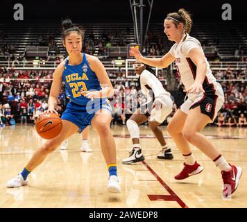 Stanford, CA, USA. Februar 2020. A. die UCLA Bruins bewachen Natalie Chou (23) fährt während des NCAA Women's Basketball Game zwischen den UCLA Bruins und dem Stanford Cardinal 79-69-Sieg im Maples Pavilion Stanford, CA, zum Hoop. Thurman James /CSM/Alamy Live News Stockfoto