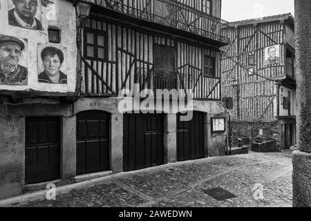 Monsarraz, Spanien - 8. Februar 2020: Typische Straße in der Altstadt von Monsaraz. Die Häuser haben ein Porträt ihrer Bewohner an der Stirn. Stockfoto