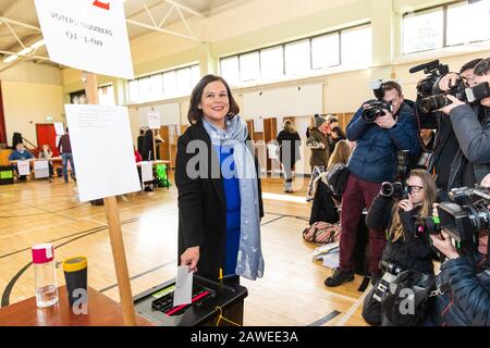 Dublin. Februar 2020. Die Parteivorsitzende der Sinn Fein Mary Lou McDonald stellt ihre Stimme am 8. Februar 2020 in einem Wahllokal in Dublin, Irland, ab. Die Parlamentswahlen 2020 in Irland traten wie geplant um 7:00 Uhr Ortszeit (0700 GMT) am Samstagmorgen an, unter Beteiligung einer Rekordzahl von Kandidatinnen, berichteten lokale Medien. Kredit: Xinhua/Alamy Live News Stockfoto