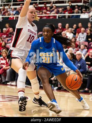 Stanford, CA, USA. Februar 2020. A. UCLA Bruins Vorwärts-Michaela Onyenare (21) fährt während des NCAA Damen-Basketball-Spiels zwischen den UCLA Bruins und dem Stanford Cardinal 79-69-Sieg im Maples Pavilion Stanford, CA, in den Korb. Thurman James /CSM/Alamy Live News Stockfoto