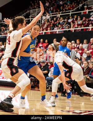 Stanford, CA, USA. Februar 2020. A. die UCLA Bruins bewachen Natalie Chou (23) fährt während des NCAA Women's Basketball Game zwischen den UCLA Bruins und dem Stanford Cardinal 79-69-Sieg im Maples Pavilion Stanford, CA, zum Hoop. Thurman James /CSM/Alamy Live News Stockfoto