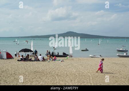 Unter 18-jährige Konkurrenten am Strand und im Wasser bei der Jinghy Segeln Junior Sail Auckland Regatta 2020, Kohimarama Yacht Club, Auckland, NZ Stockfoto