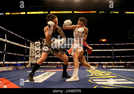 Terri Harper (rechts) und Eva Wahlstrom kämpfen im Kampf um die WBC & IBO-Weltmeisterschaft im Superfedergewicht in der FlyDSA Arena in Sheffield. Stockfoto