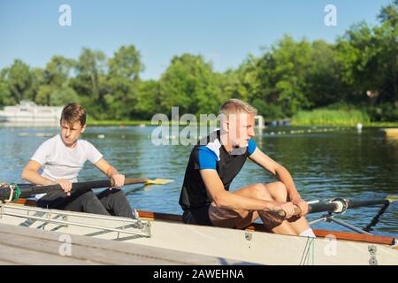 Aktiver gesunder Lebensstil Teenager. Jungen Paddeln Sportkajak Stockfoto