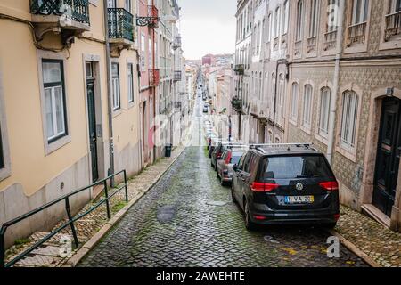 In lissabon portugal europa parkten Autos in einem schmalen Steet Stockfoto