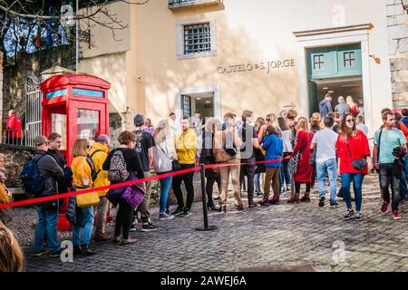 Touristen, die das Schloss Sao Jorge in Lissabon Portugal betreten Stockfoto