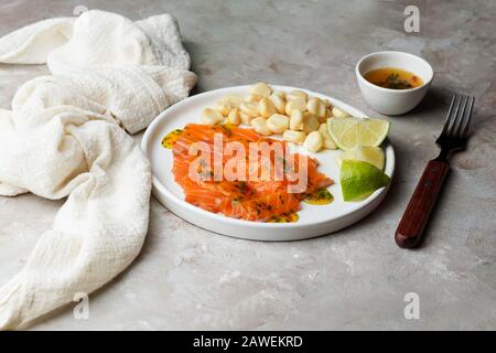 Tiradito de Lachs - peruanisches Gericht mit rohem Fisch, Carpaccio Stockfoto