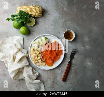 Tiradito de Lachs - peruanisches Gericht mit rohem Fisch, Carpaccio Stockfoto