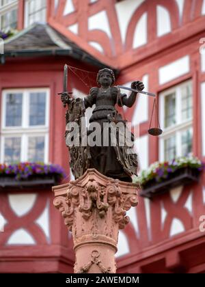 Miltenberg, DEUTSCH - 07.07.2019: Statue der Dame Justice (Justitia) am Brunnen auf Dem Marktplatz Stockfoto
