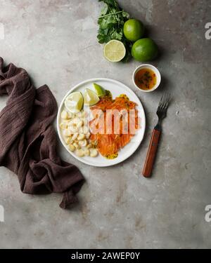 Tiradito de Lachs - peruanisches Gericht mit rohem Fisch, Carpaccio Stockfoto