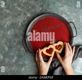 Worte ST. Valentins Tag, auf dem Tablett geschrieben, bedeckt mit gefriergetrocknetem Erdbeerpulver, Liebestag konsept Stockfoto