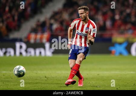 Wanda Metropolitano Stadium, Madrid, Spanien. Februar 2020. La Liga Football, Atletico de Madrid gegen Granada; Saul Niguez (Atletico de Madrid) spielt den Ball vorwärts Credit: Action Plus Sports/Alamy Live News Stockfoto